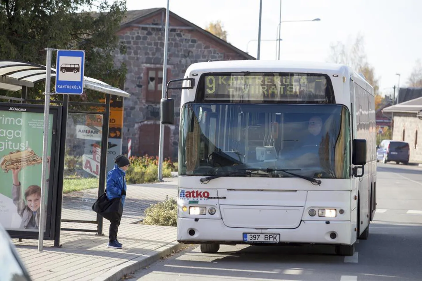 See 2003. aastal valminud buss jõudis Eestisse kaks aastat tagasi. Atko Grupi bussijuhtide käes sõitis see esmalt Harjumaal, siis Pärnus ja nüüd jõudis Viljandisse. Just selle bussi tehnilise seisu ja puhtuse pärast on maavalitsuse töötajatel olnud firmale hulk etteheiteid.
