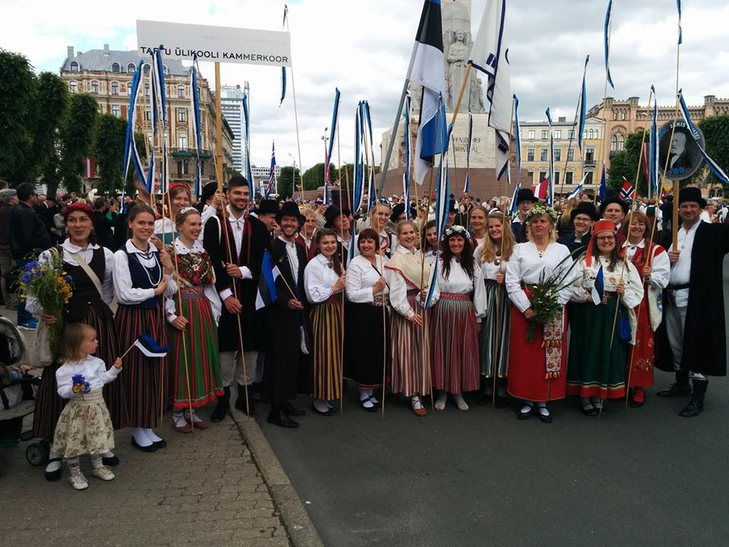TÜ kammerkoor osales 2014. aastal Põhja- ja Baltimaade laulupeol. Foto on tehtud Riia vabadussamba ees. Koori arhiiv