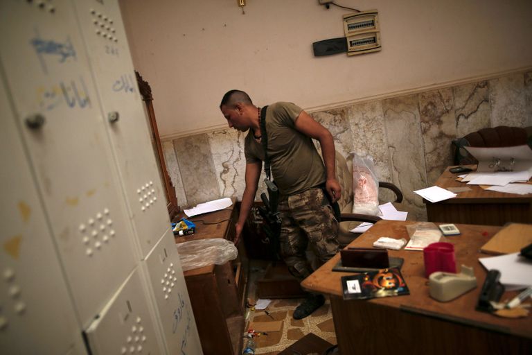 Iraagi armee sõdur hoones, mis varem oli Islamiriigi käes ja milles nüüd on vangistatud džihadistid