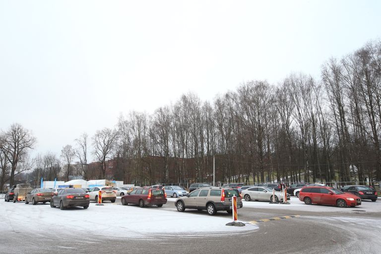 Koroonaproovide võtmise järjekord Tartu koroonatelgis lauluväljaku parklas.