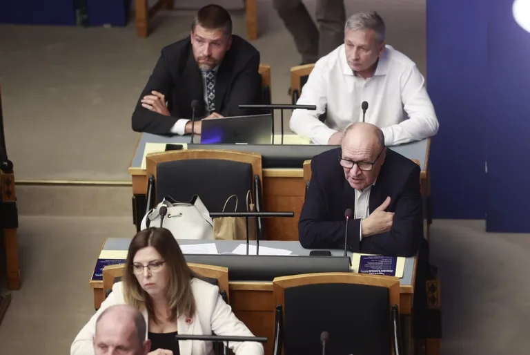 Riigikogu arutleb Venemaa terroristlikuks režiimiks kuulutamise üle. Mart Helme küsis Marko Mihkelsonilt küsimuse.