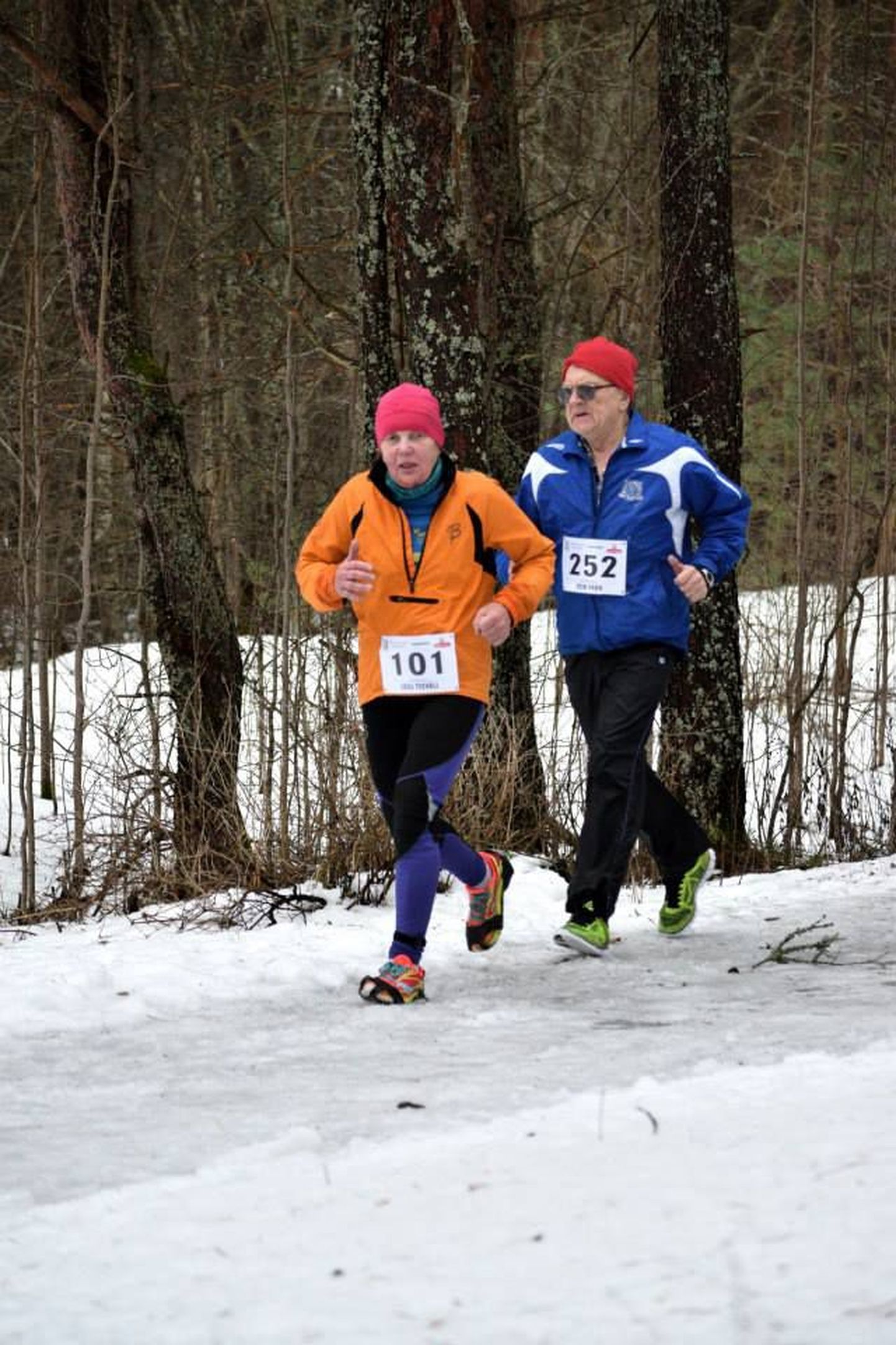 Leili Teeväli ja  Rein Pärn jaanuaris Pääskülas maratoni jooksmas.