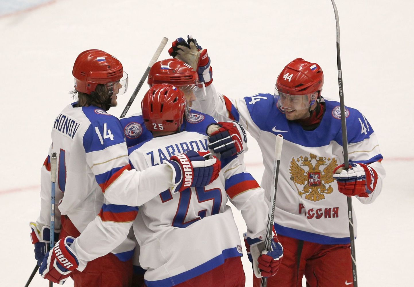 Хоккеисты сборной России в матче против Норвегии.