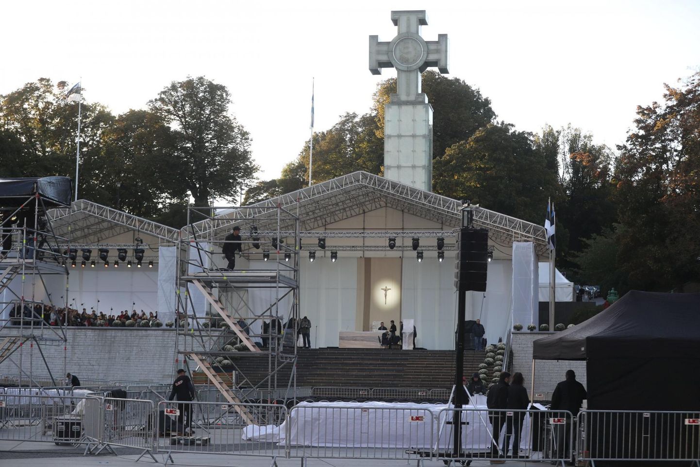 Eile anti Vabaduse väljakule viimast lihvi. Päeva olulisimale üritusele oodatakse 12 000 inimest. Enamik on eestlased, kuid on ka palverändureid välismaalt, näiteks Soomest, Venemaalt ja Poolast.