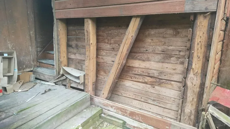 Voodrilaua all paistab palksein kõbus olevat.