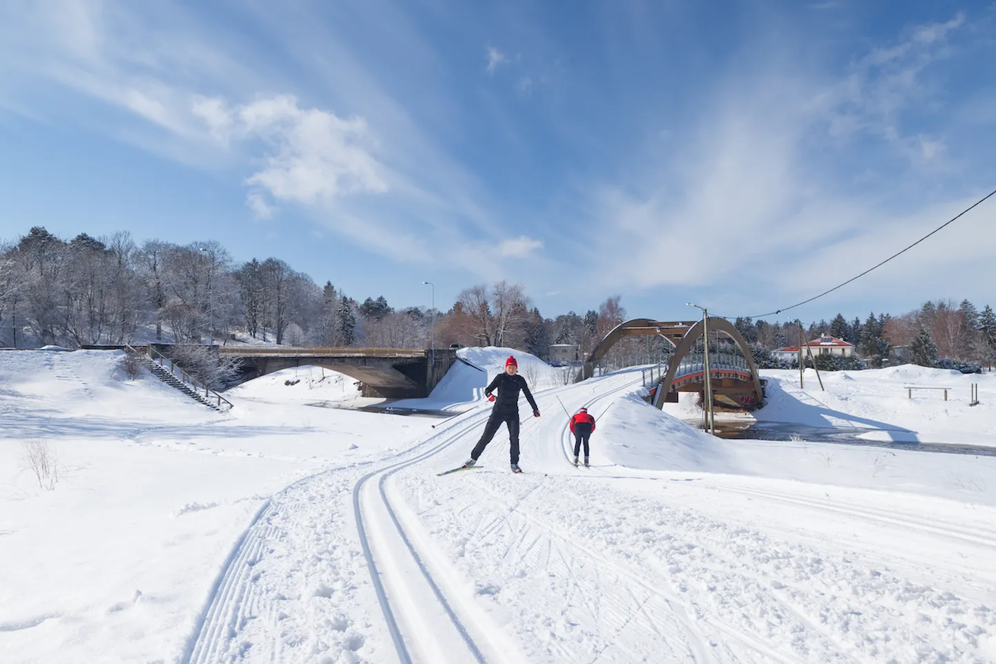 Terviserajal suusatamas.