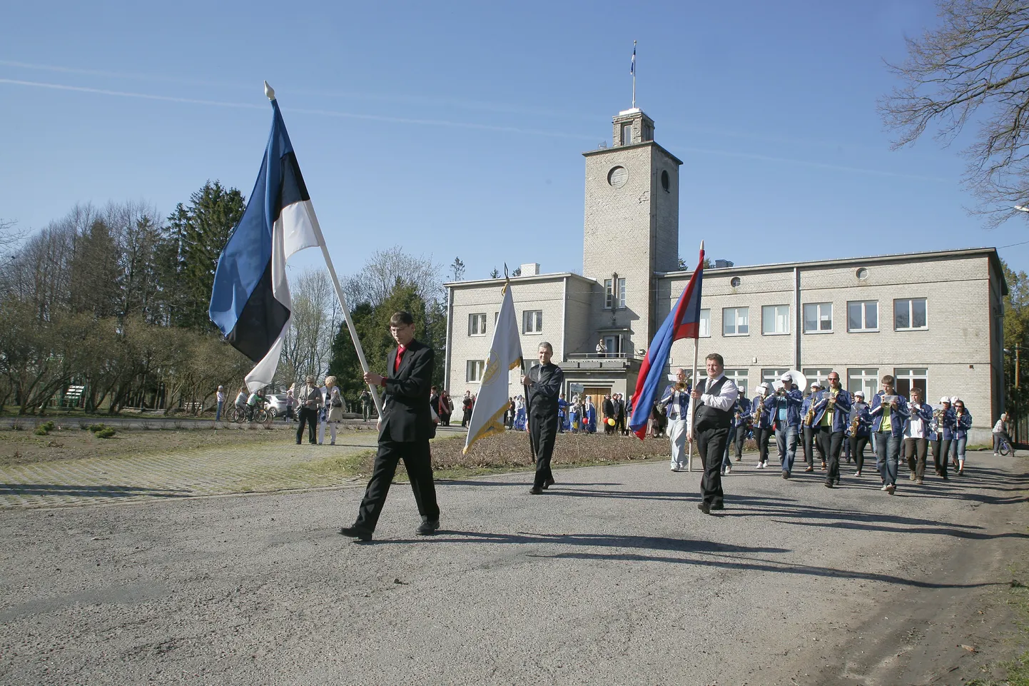 Sindi linnavalitsuse hoone juurest  suundus rongkäik seltsimajja, kus toimus
kontsert kooride osavõtul.