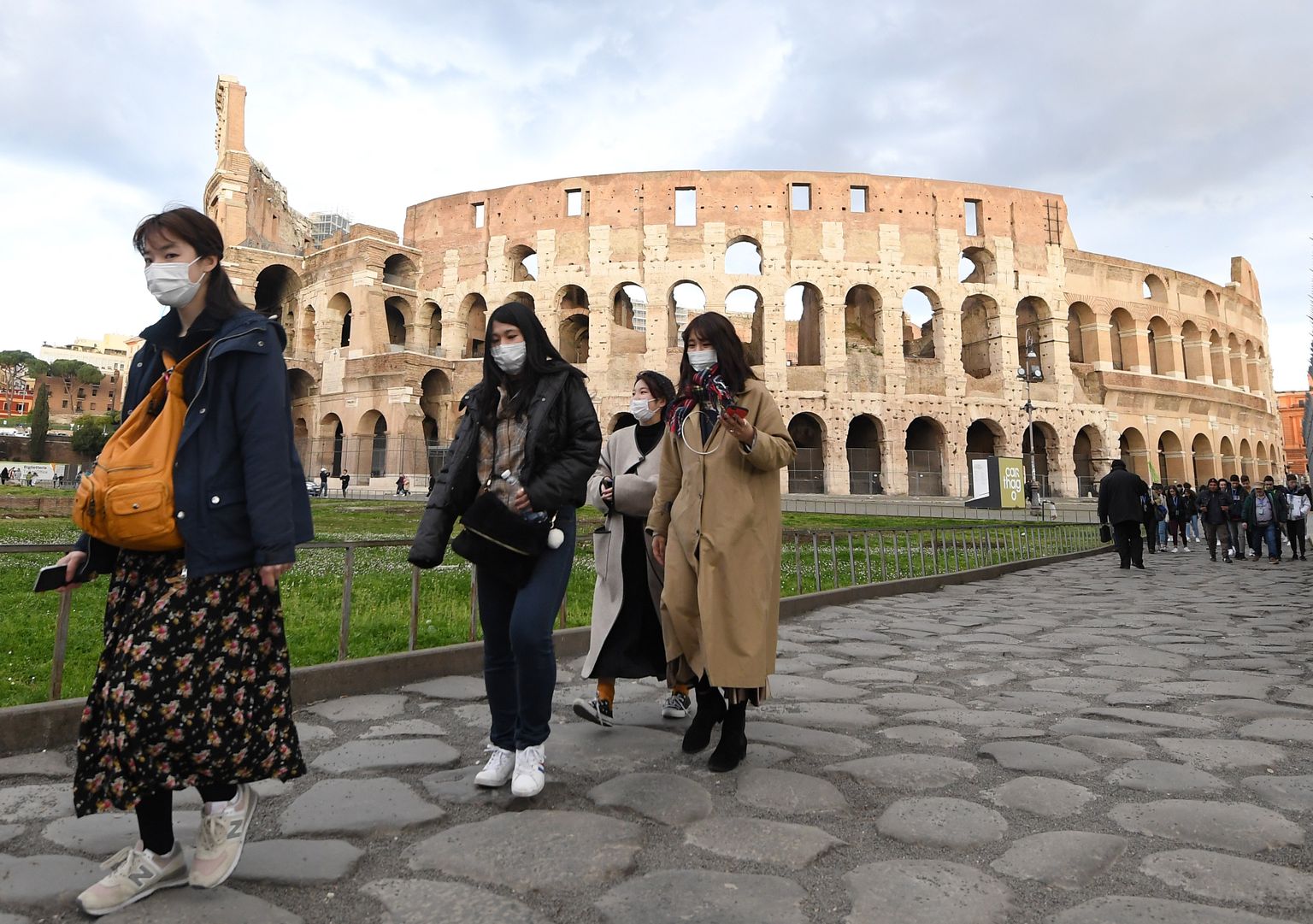 Näomaskidega turistid Roomas.