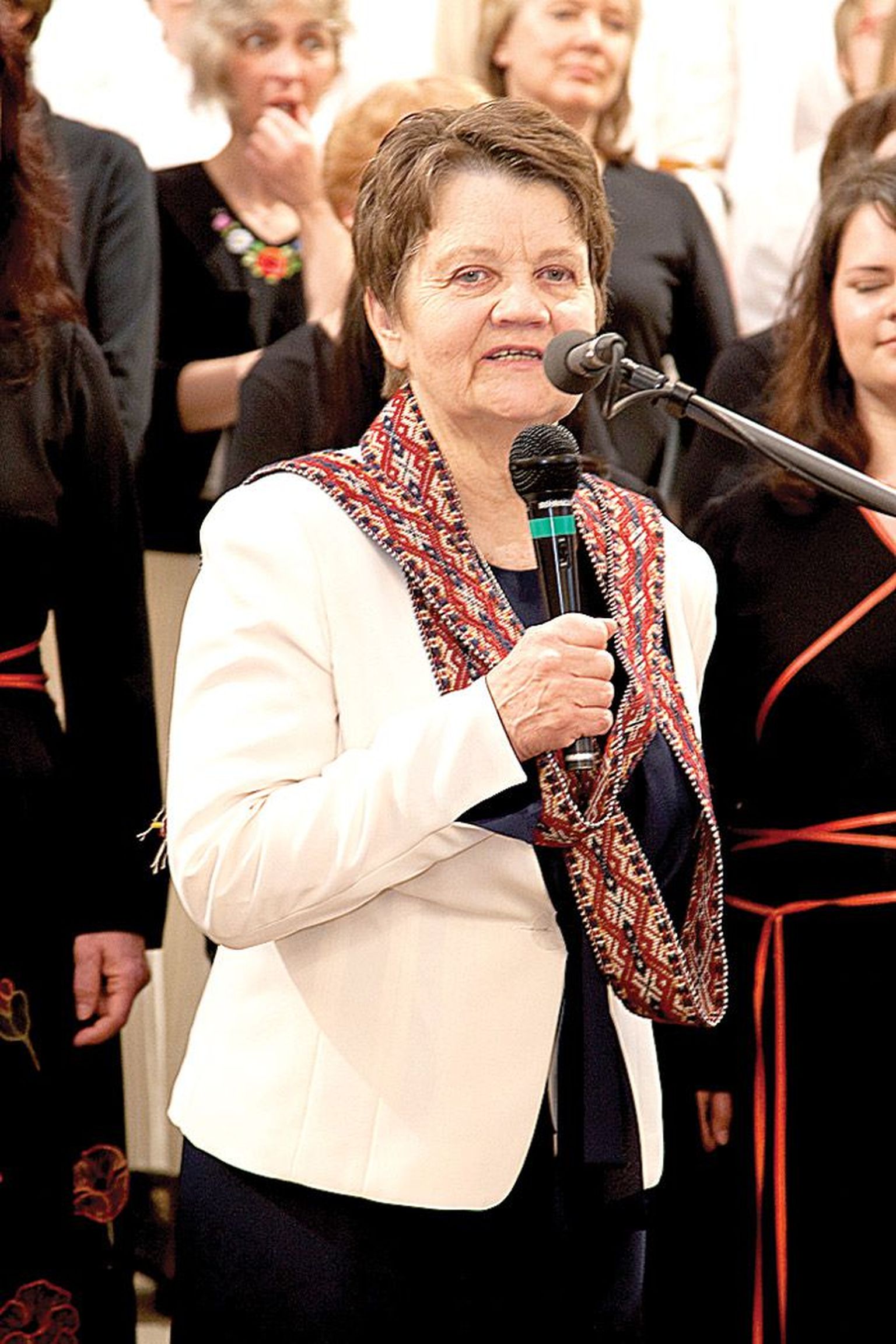 Vaike Uibopuu sai Tartu vilistlaskoori lauljatelt kingituseks oma kodupaiga Urvaste rahvariidevöö.