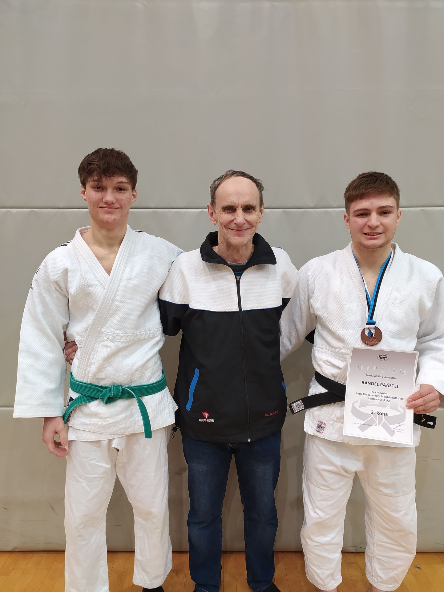 Võru judoklubi Rei treener Enno Raag koos Randel Päästeli (paremal) ja Randy Nageliga.