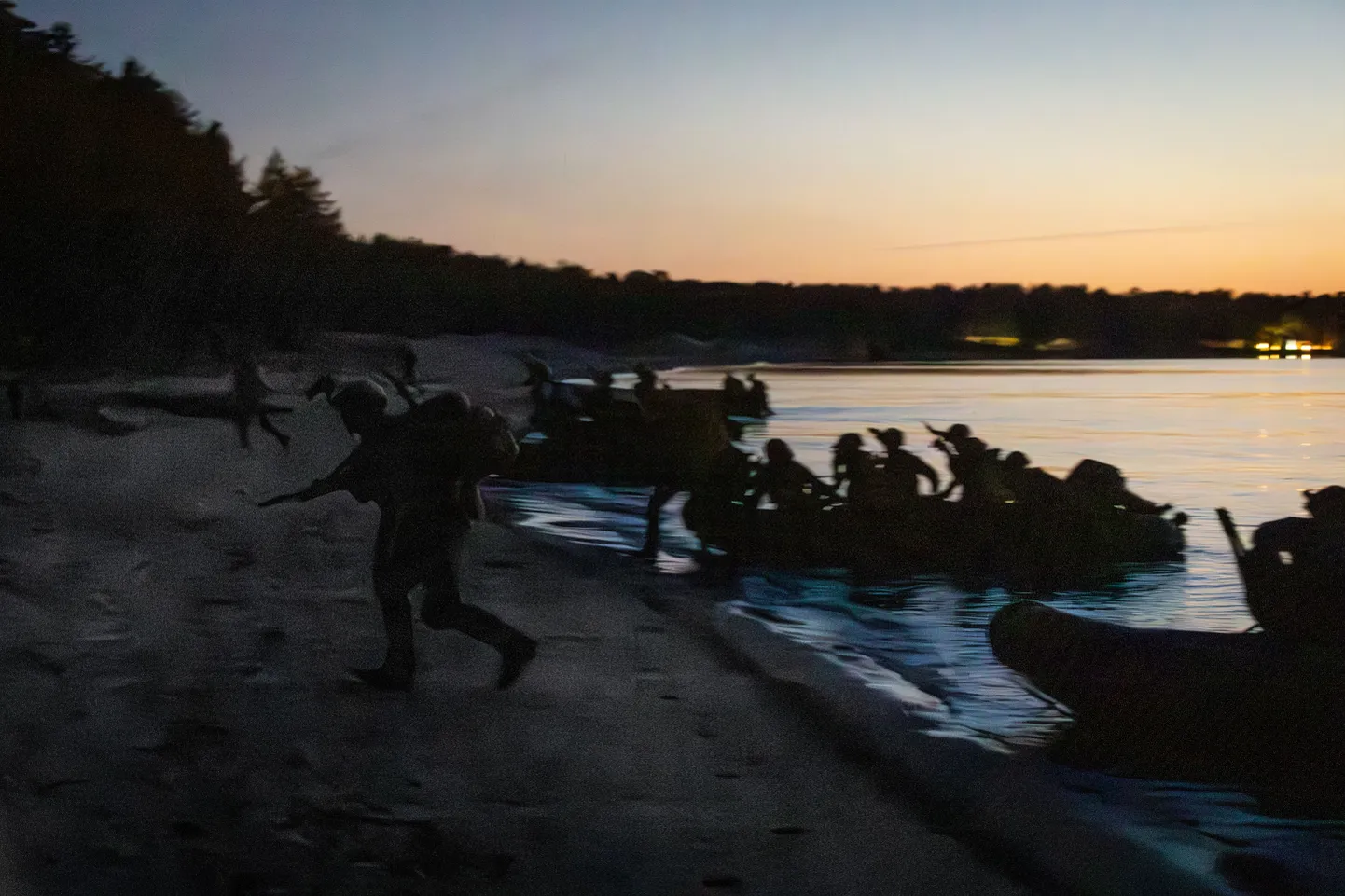 Kaberneeme rand reedel, 19. mai öösel. Kaitseväe õppuse Kevadtorm 2023 raames toimus liitlaste meredessant. Kokku oli operatsioonil osalemas umbkaudu 90 Kuningliku Merejalaväe 45. pataljoni sõdurit, kes harjutavad randumist sõjalaevalt HMS Albion.