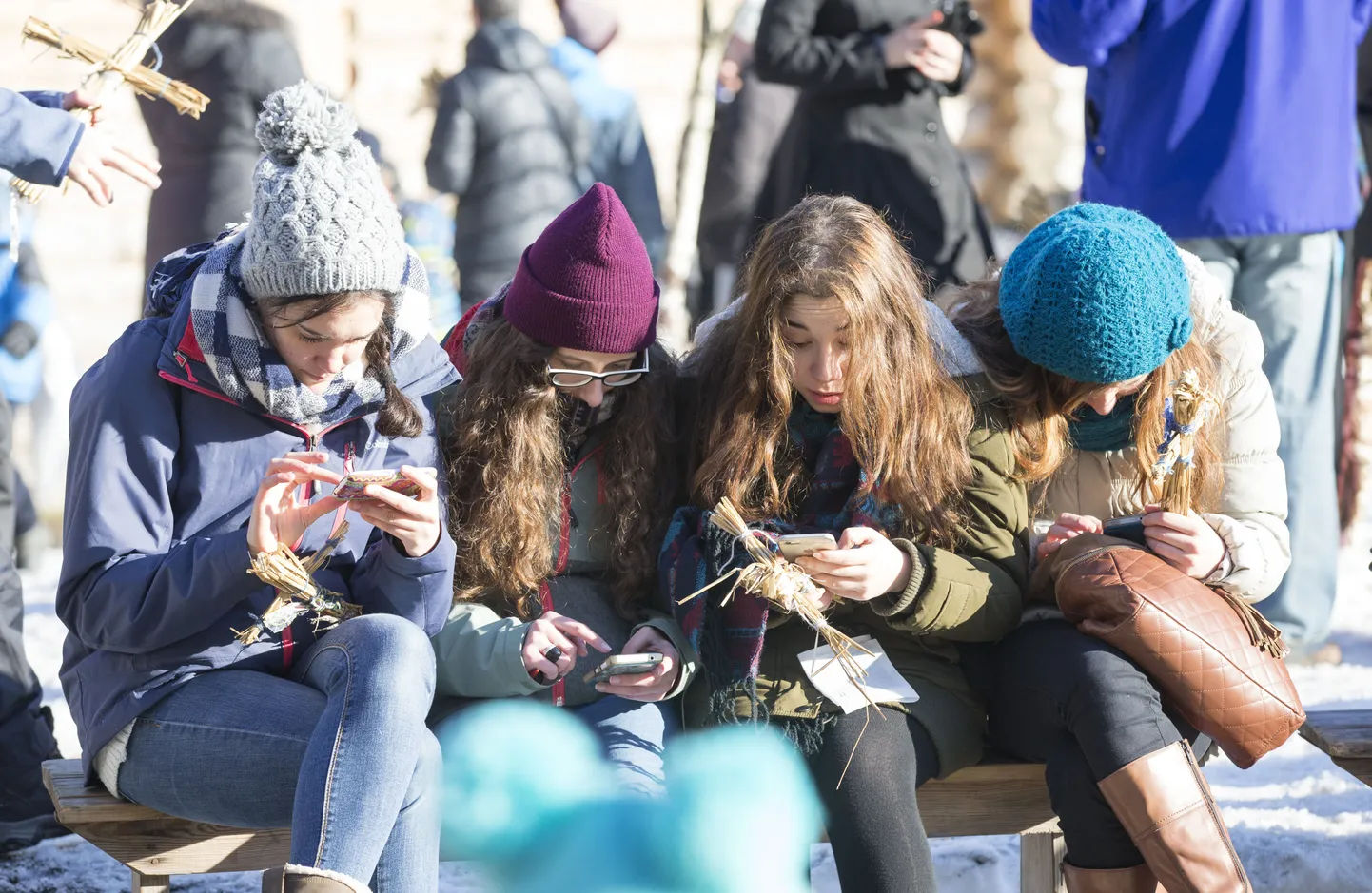 Pildil neiud ninapidi telefonis.