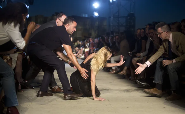 Candice Swanepoeli kukkumine (AP)