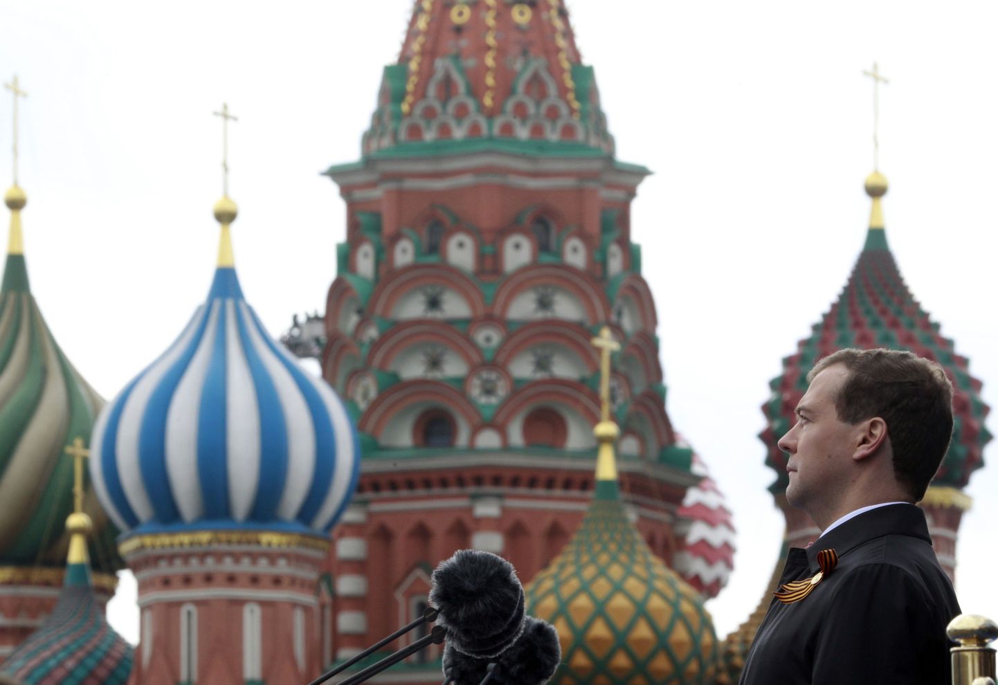 Президент России Дмитрий Медведев выступает во время Парада Победы на Красной площади.