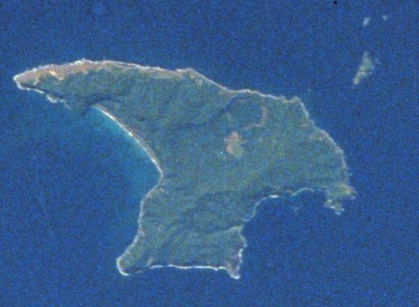 Uus-Meremaale kuuluvat Kermadeci saarestikku tabas maavärin. Fotol ainus Kermadeci saartest asustatud Raouli saar