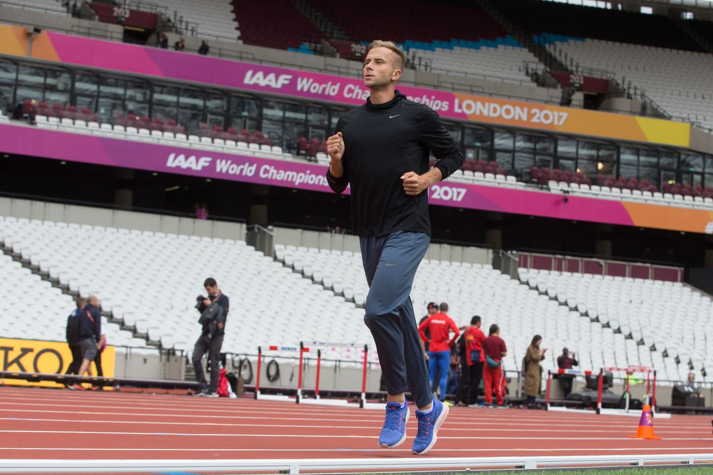 Rasmus Mägi Londoni olümpiastaadionil harjutamas.