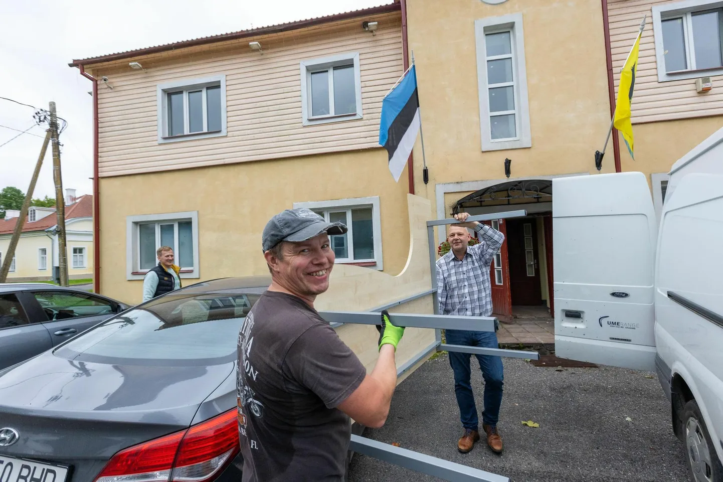 Järva vallavanema Toomas Tammiku valvsa pilgu alla veavad töömehed Koigi vallamajast mööblit välja.