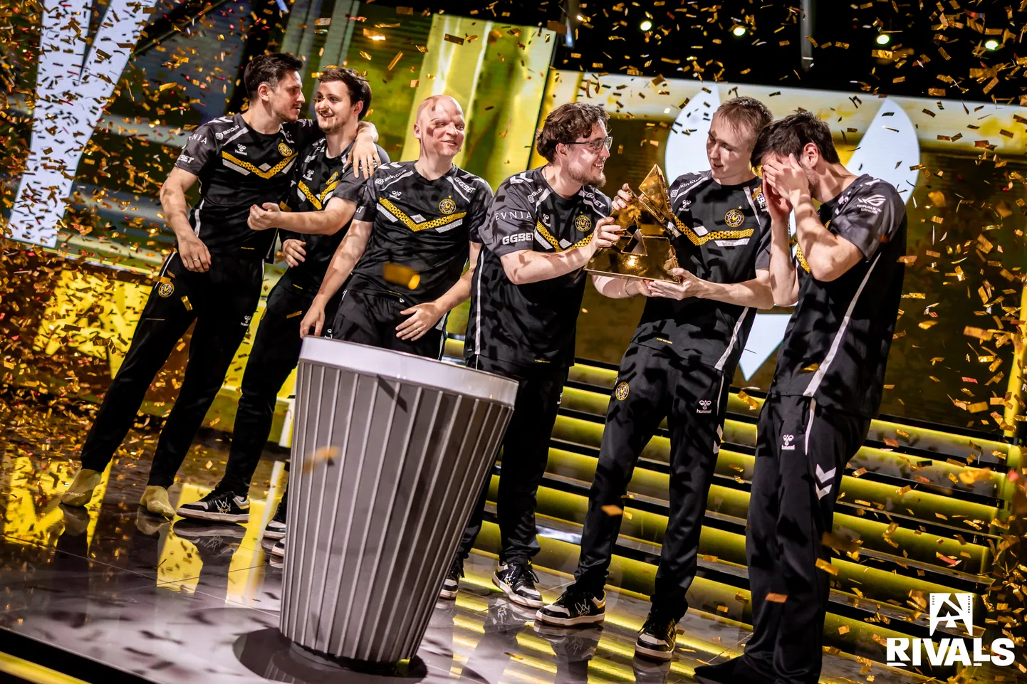 Robin «ropz» Kool (karikaga paremal) ja võistkond Vitality