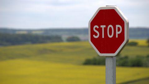 Anekdoot: te ei peatunud STOP-märgi ees