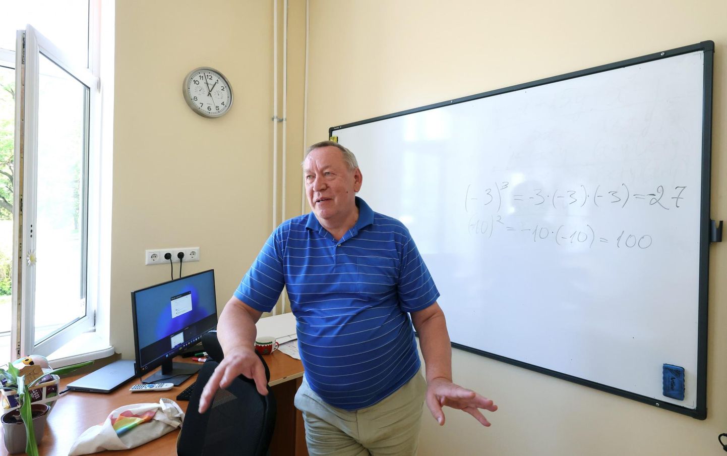 Tartu Forseliuse kooli direktor Jüri Sasi lahendas eile lõuna ajal mõned matemaatikaeksami ülesanded läbi ja ütles, et tema neid keeruliseks ei pea.