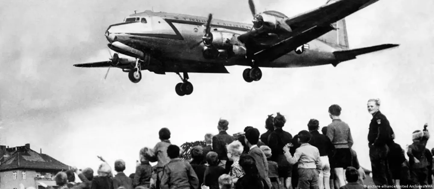 Американские летчики придумали доставлять в Берлин "сладкие бомбы" - со сладостями для детворы