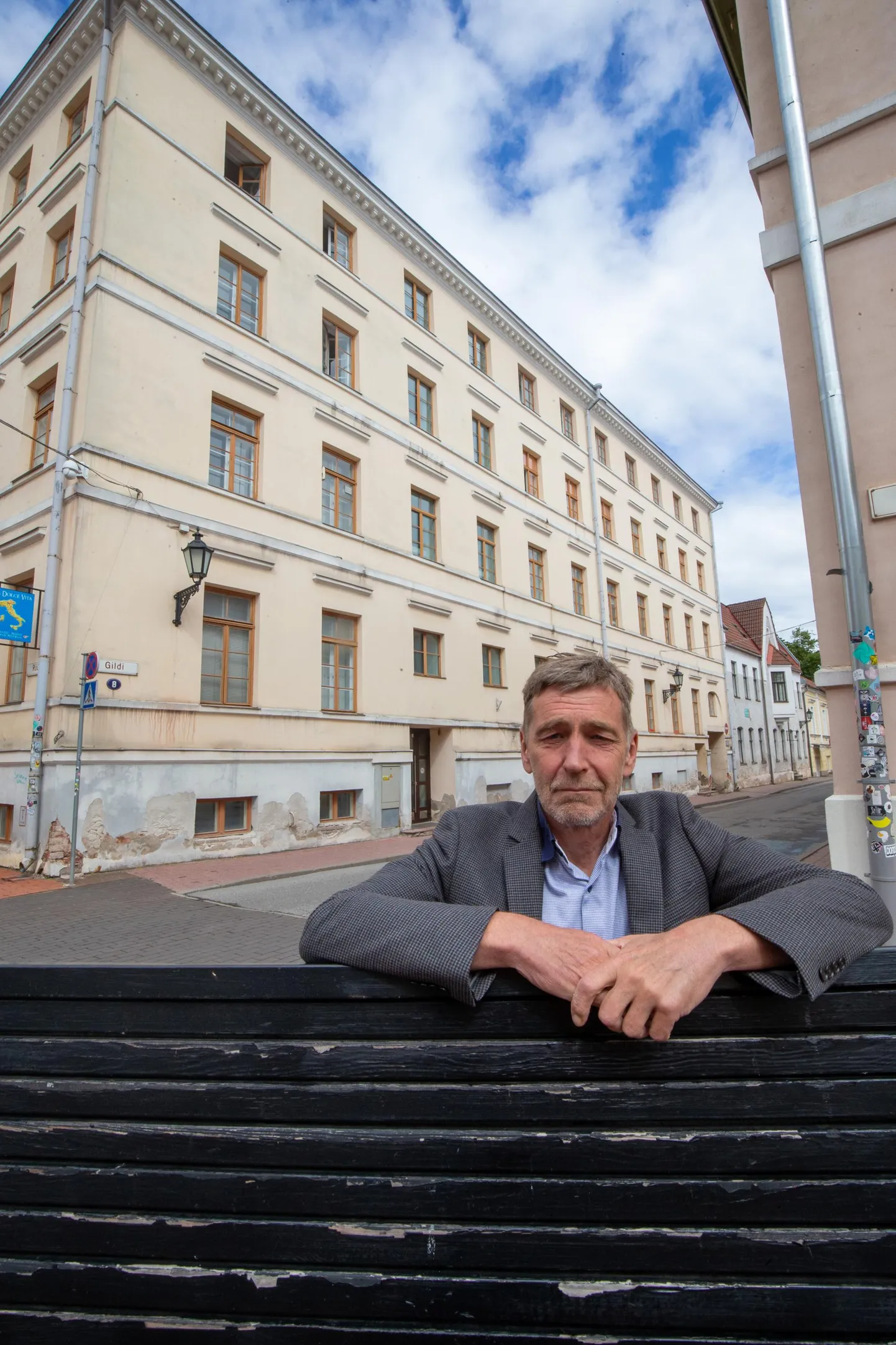 Tartu kesklinna perearstikeskuse juht Mihkel Lember sõnas, et sügisel ootab ees keeruline aeg, mil arstid kolivad südalinnast Gildi 8 majast Raatuse tänavale uude majja. Mis polikliiniku hoonest saab, pole veel teada.