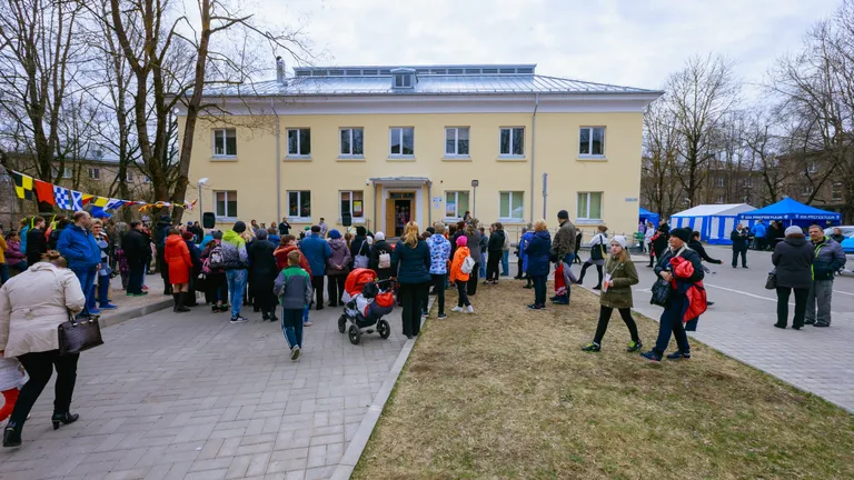 Территория у Нарвского клуба юных моряков в день проведения познавательного массового мероприятия.