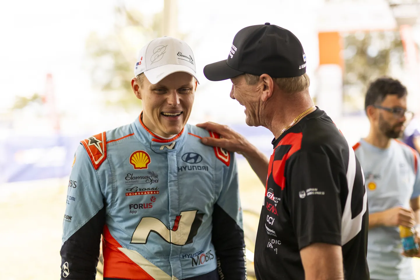 Ott Tänak (vasakul) ja Juha Kankkunen muljetamas Keenia rallil.
