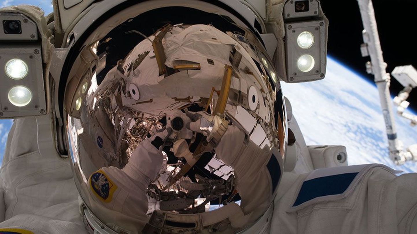 Astronaut Thomas Pesqueti kosmosekõnni ajal tehtud selfi.