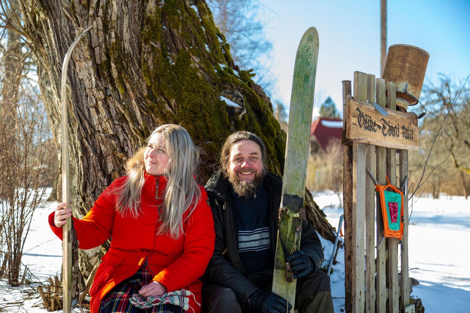 Liisa ja Ahto Kaasik elavad Kuutsemäe külje all. Suusakeskuse lumemasina müra on üks väheseid tööstushelisid, mis õuele kostab.
