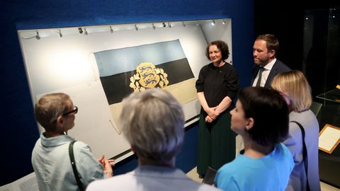 GALERII ⟩ ERMis pidulikult vastu võetud ajalooline lipp jätab õhku mõistatuse