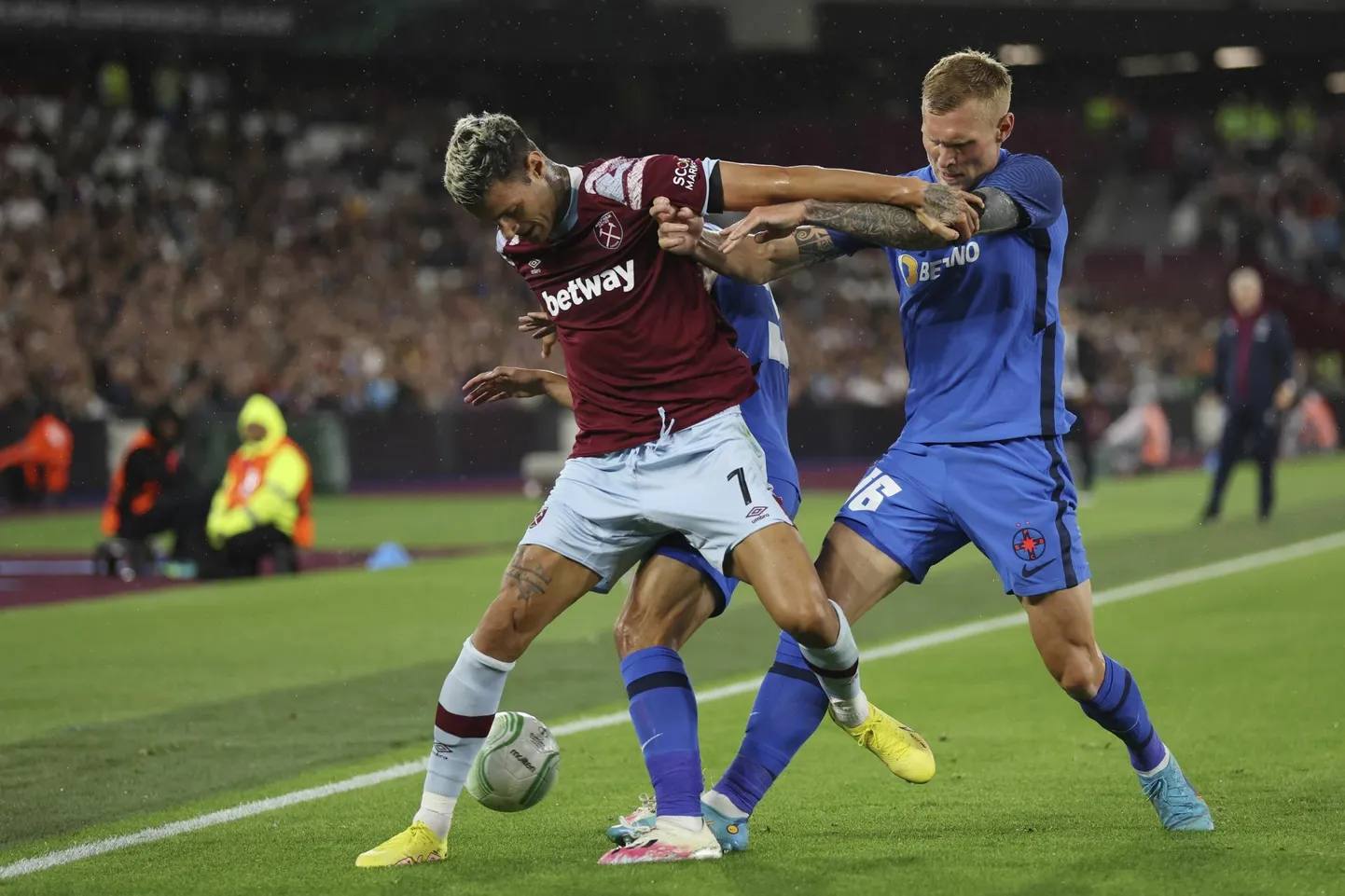 Joonas Tamm (paremal) võitleb UEFA Konverentsiliiga mängus West Hami jalgpalluri Gianluca Scamaccaga.
