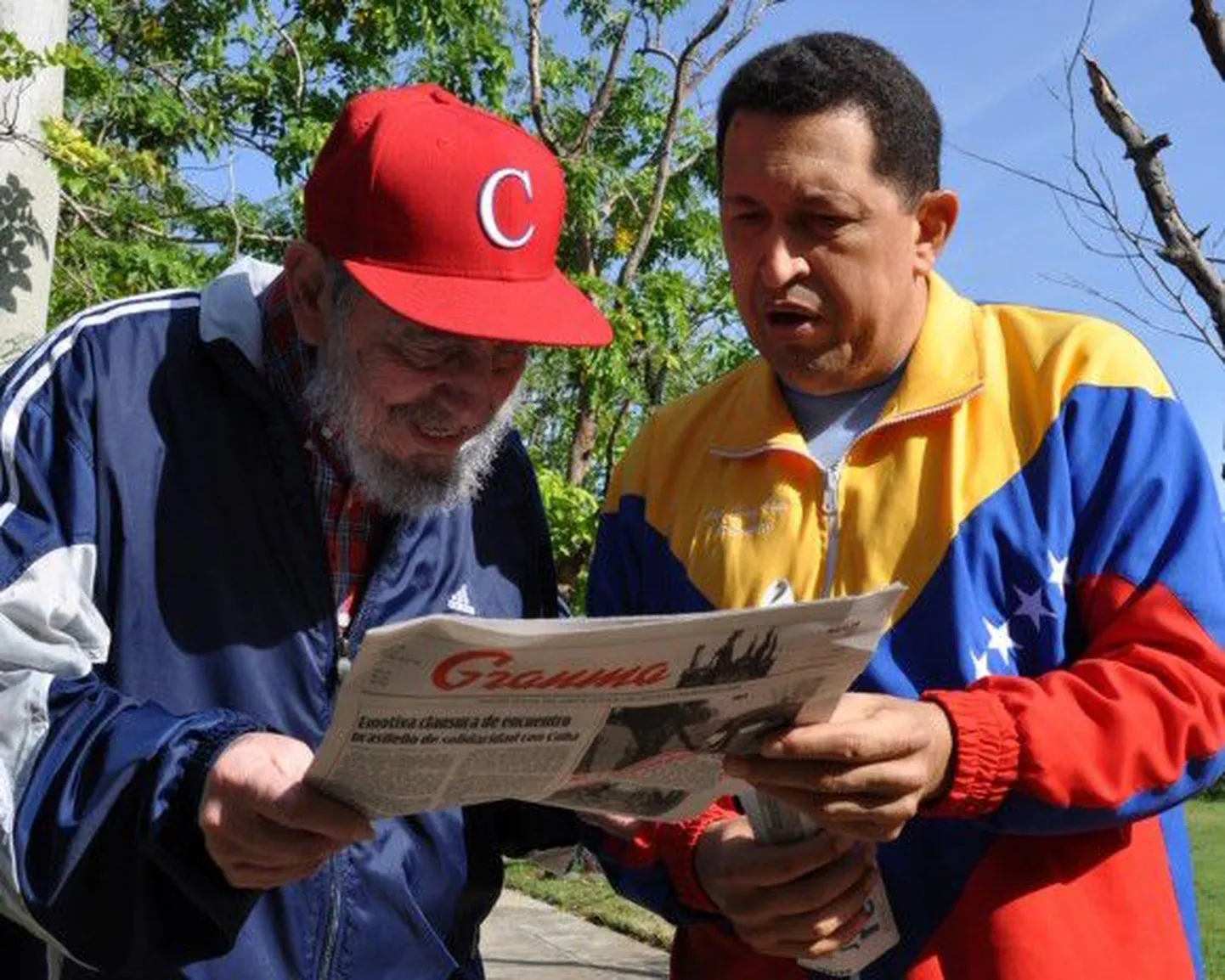 Endine Kuuba liider Fidel Castro ja Venezuela president Hugo Chavez eile Kuuba kommunistliku partei ajalehte «Granma» uurimas.