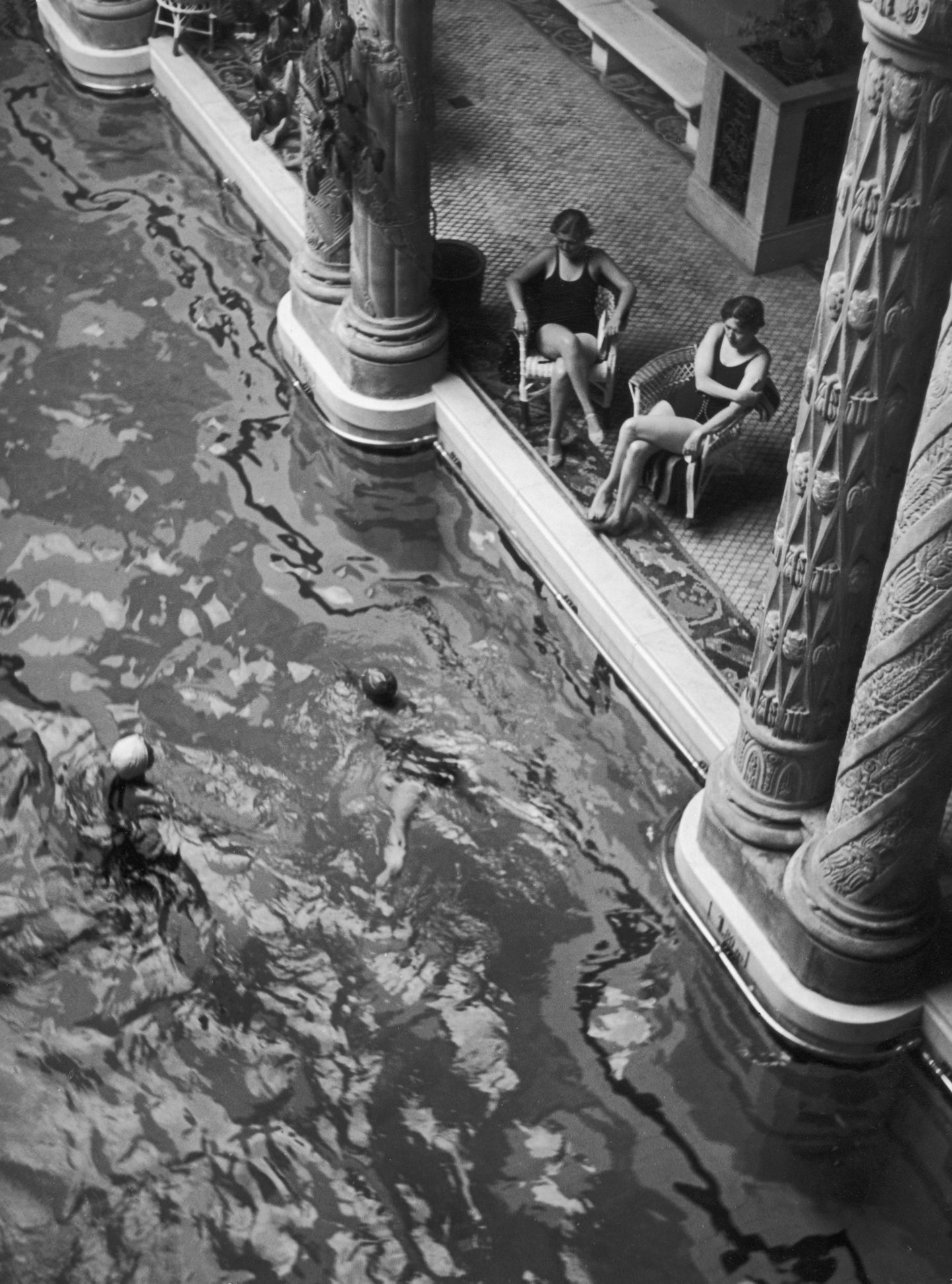 Luksuslik bassein Budapestis. Foto on tehtud 1930ndatel.
