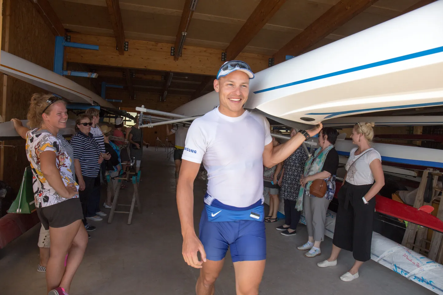 Juhuslik kohtumine Eesti sõudekoondise neljapaadi koosseisuga rõõmustas eile nii Viljandi gümnaasiumi õpilasi kui ka õpetajaid.