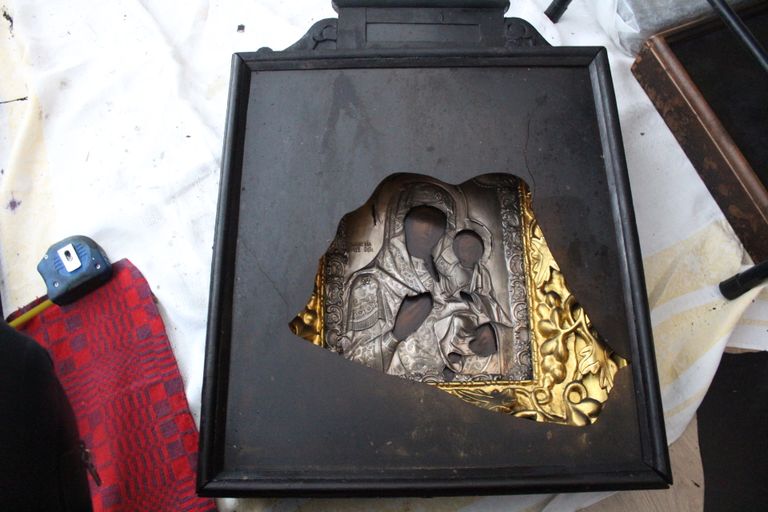 Некоторые иконы из храма Казанской иконы Божией Матери в Нарва-Йыэсуу полностью уничтожены огнем, но некоторые удастся отреставрировать.