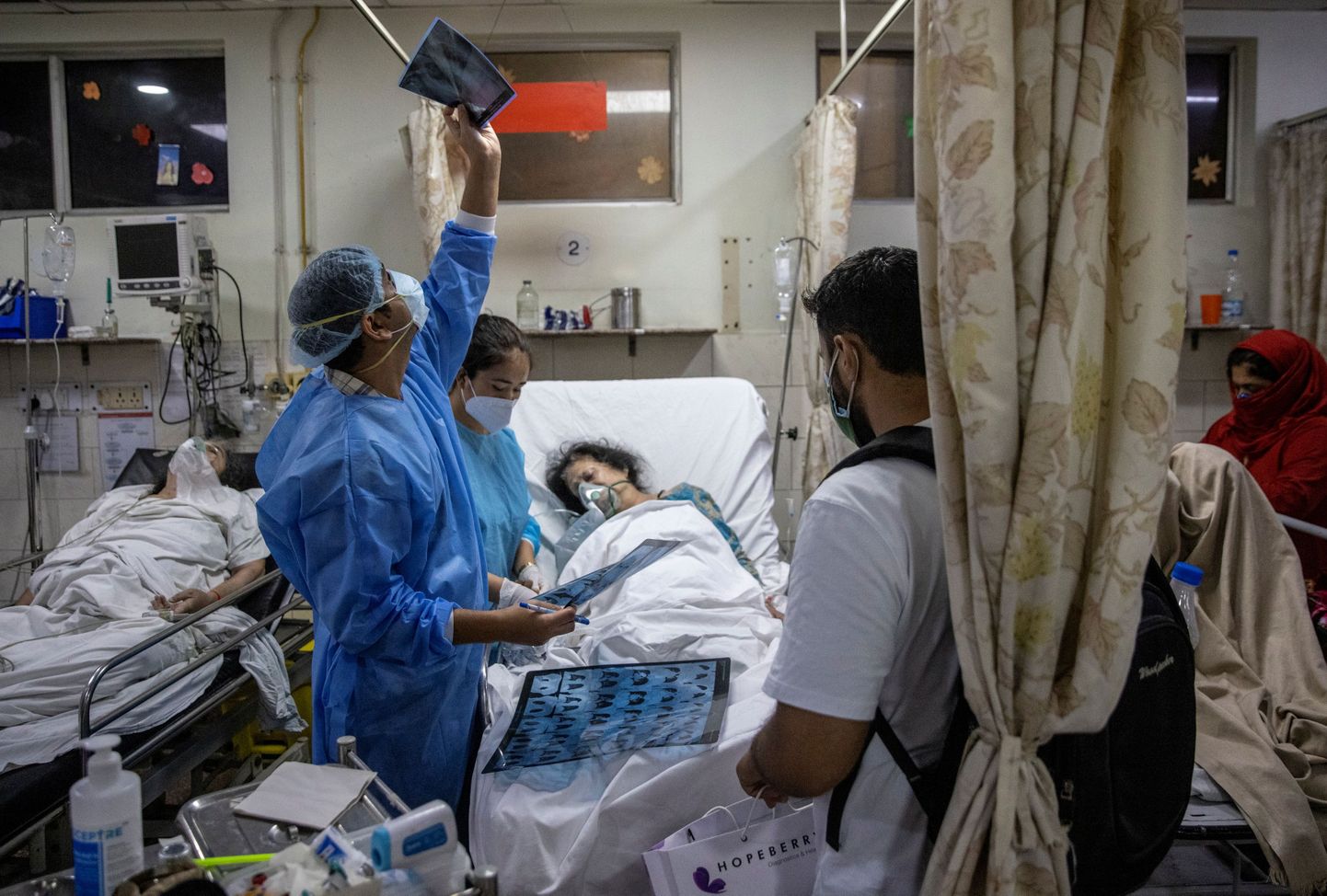Rohan Aggarwal kontrollib Covid-19 patsiendi kopsuröntgenit.