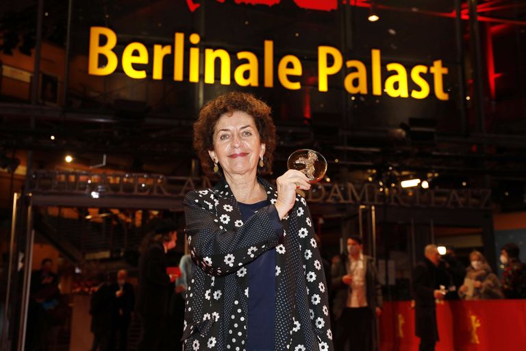 Рут Беккерман получает награду на Берлинале-2022 за картину «Мютценбахер».