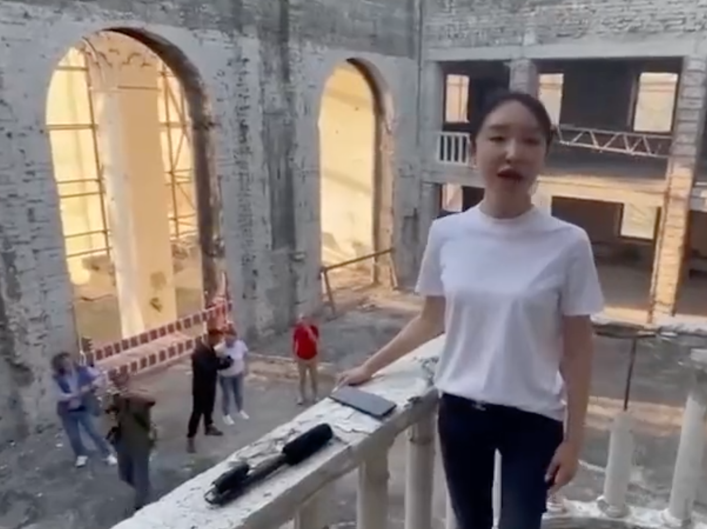Китайские блогеры спели "Катюшу" на руинах Мариупольского театра, где погибли сотни человек