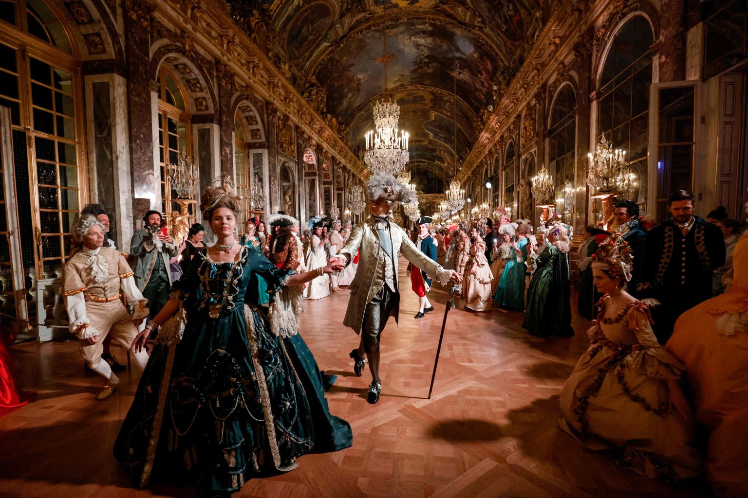 Kostüümipidu Versaille lossi peegelsaalis 23. mail 2022. Külalistel paluti riietuda nagu kuningas Louis XVI ja kuninganna Marie Antoinette