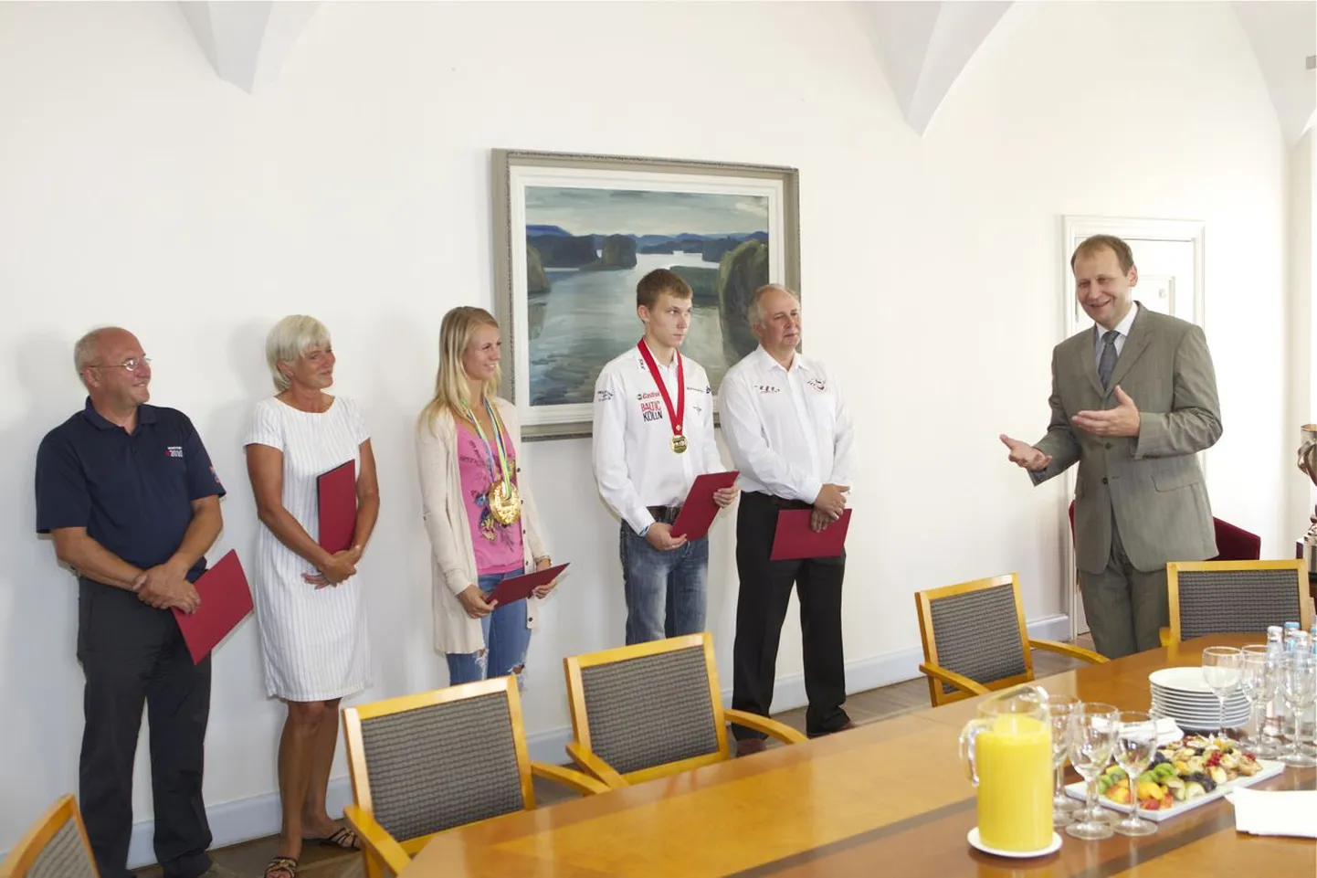 Värsked kuldmedalistid Grit Šadeiko ja Sten Kalder (keskel) oma treeneritega.