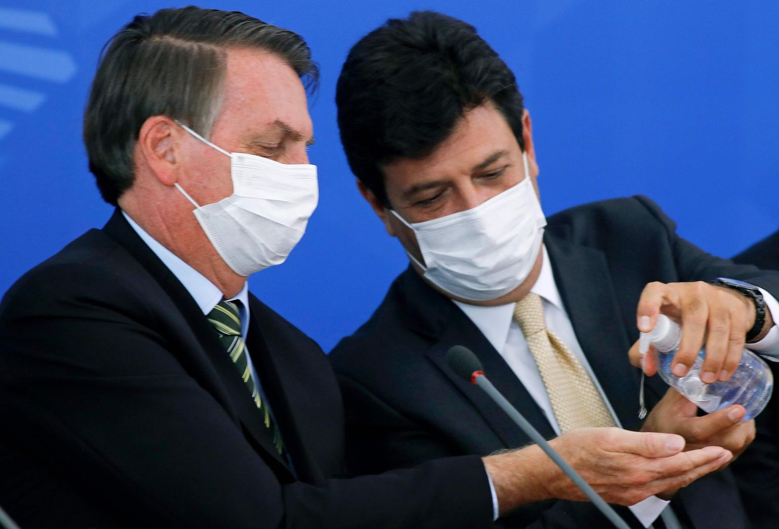 Brasiilia president Jair Bolsonaro (vasakul) ja nüüdseks töö kaotanud tervishoiuminister Luiz Henrique Mandetta.