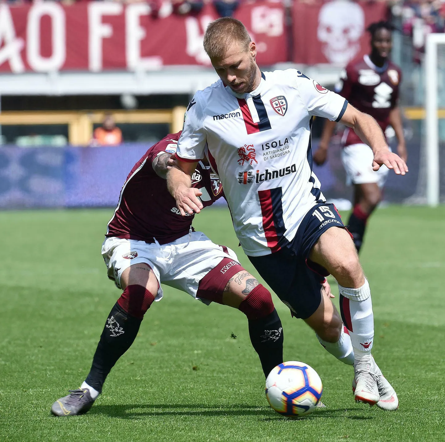 Ragnar Klavan (valges Cagliari särgis)