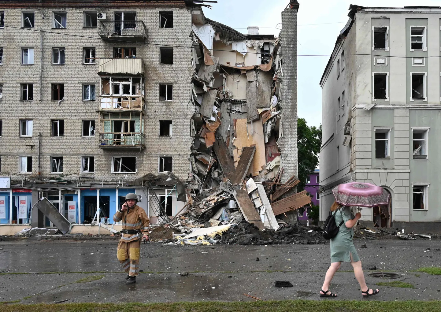 Разрушения после российского удара в Харькове.