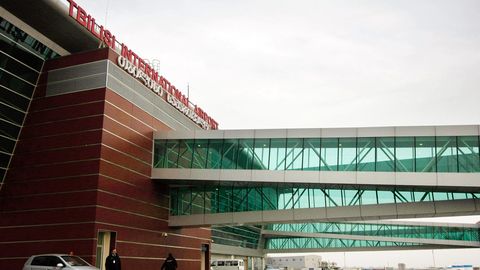 Vene kodanik pritsis Thbilisi lennujaamas ohtlikku vedelikku, seitse inimest viidi haiglasse