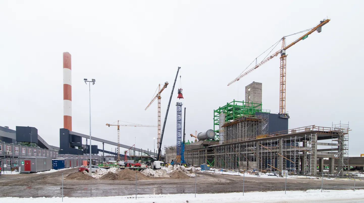 Новый завод масел должен был быть построен по соседству с электростанцией Аувере и старыми заводами масел. Эта фотография строительной площадки была сделана в конце 2022 года.