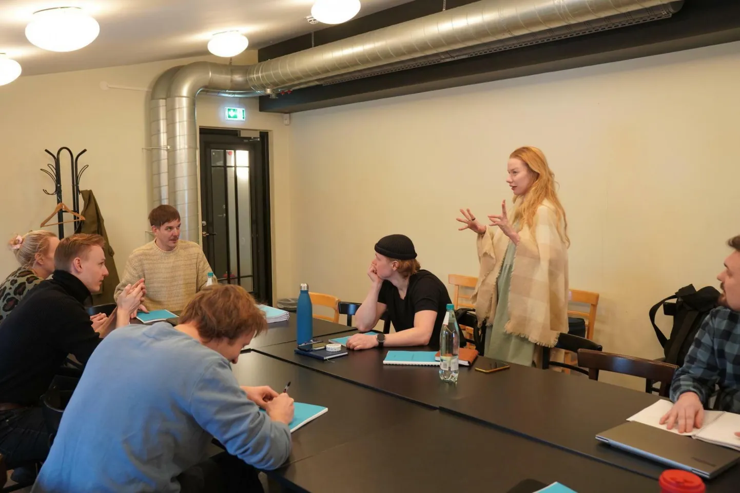 Lavastaja Taavi Tõnisson kuulab esimeses proovis tähelepanelikult Jaune Kimmelit.