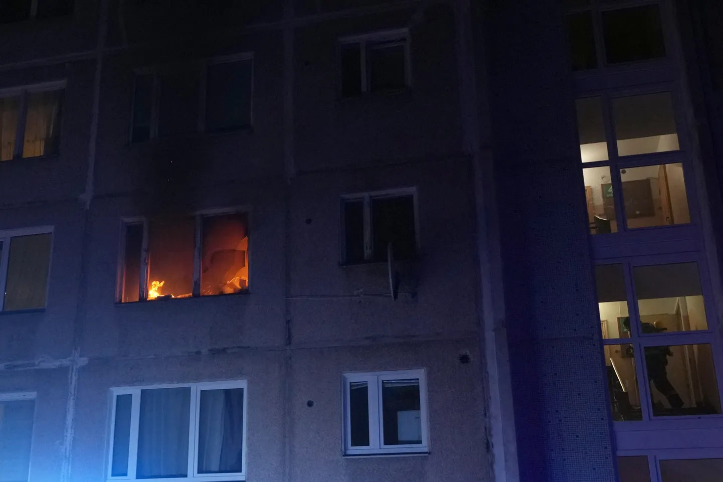 Ugunsgrēks daudzdzīvokļu ēkā Kurzemes prospektā Rīgā.