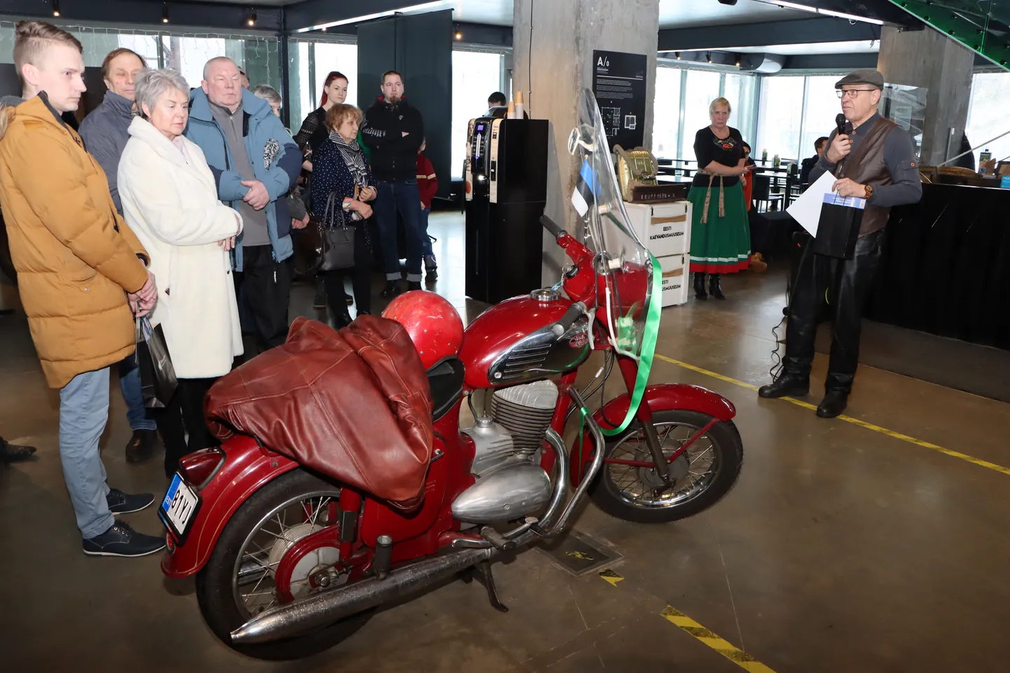 Полвека назад 250-кубовая "Jawa" была крепким представителем среднего класса. Но те, что на сто кубиков больше, были все же мощнее и внушительнее. С еще более мощным двигателем продавались только мотоциклы с коляской.