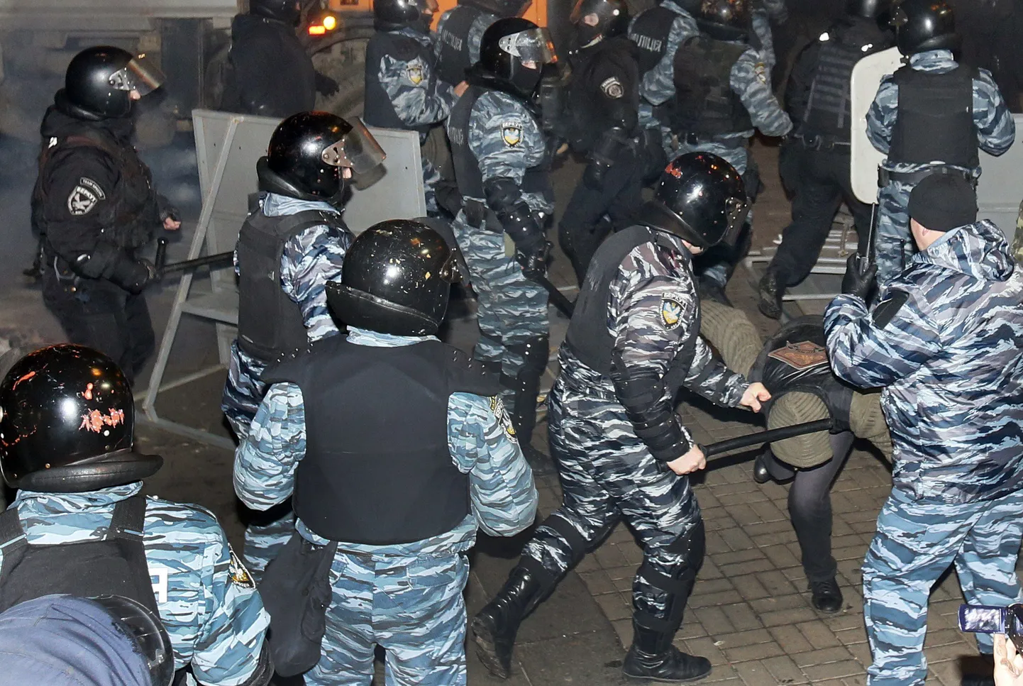 Ukraina märulimiilitsad kutsus meeleavaldajaid täna varahommikul korrale.
